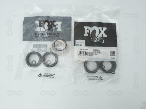 Uszczelki kurzowe do amortyzatora Fox oraz Marzocchi. Na zdjęciu wiadać: Uszczelki kurzowe, gąbeczki, crash washery oraz oring. Rozmiar 32mm