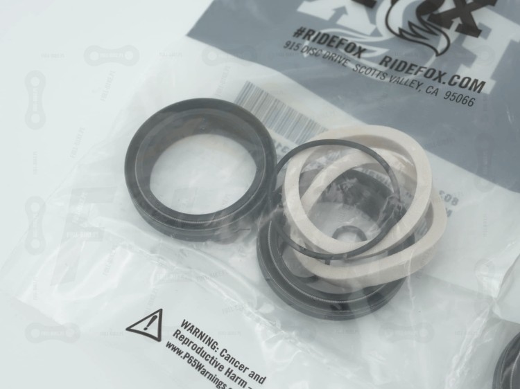 Uszczelki kurzowe do amortyzatora Fox oraz Marzocchi. Na zdjęciu wiadać: Uszczelki kurzowe, gąbeczki, crash washery oraz oring. Rozmiar 36mm