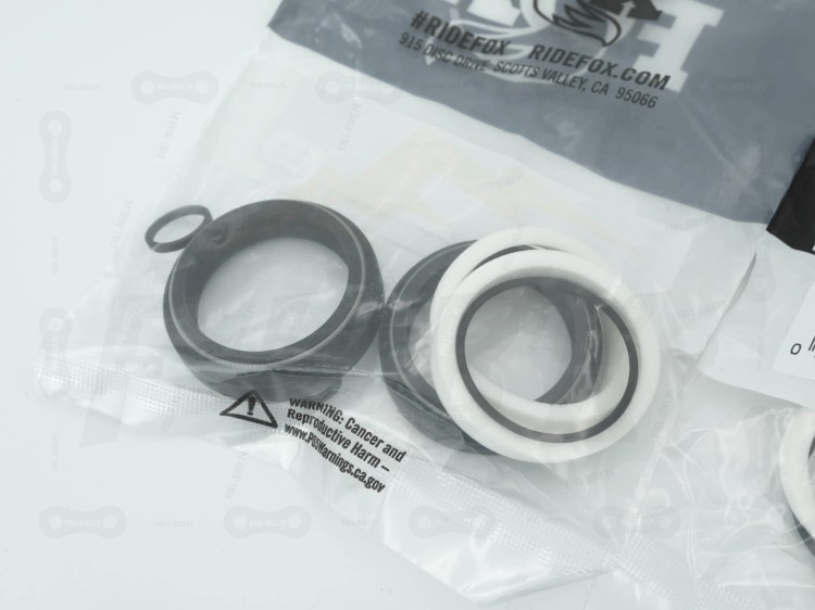 Uszczelki kurzowe do amortyzatora Fox oraz Marzocchi. Na zdjęciu wiadać: Uszczelki kurzowe, gąbeczki, crash washery oraz oring. Rozmiar 38mm