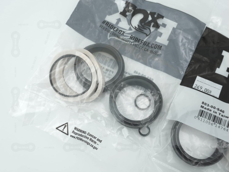Uszczelki kurzowe do amortyzatora Fox oraz Marzocchi. Na zdjęciu wiadać: Uszczelki kurzowe, gąbeczki, crash washery oraz oring. Rozmiar 40mm
