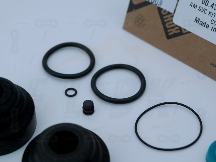Uszczelki do dampera sprężynowego Rock Shox Vivid. Zbliżenie na o ringi