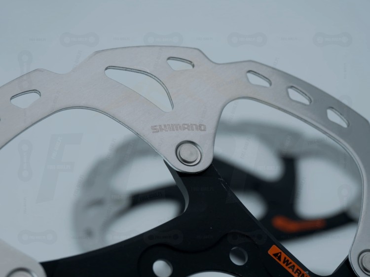 Tarcza hamulcowa Shimano SM-RT86 Shimano Deore XT, rozmiar 180mm zbliżenie na napis shimano