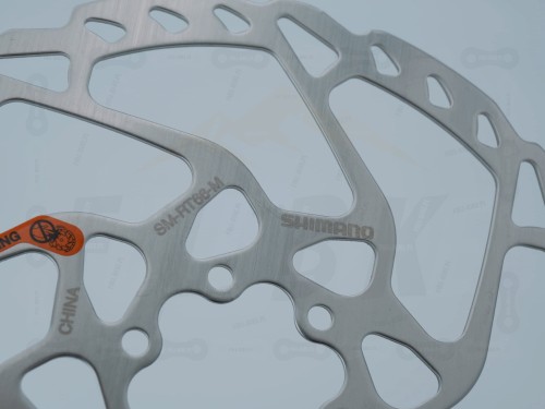 Tarcza hamulcowa Shimano SM-RT66 180mm zbliżenie na otwory montażowe