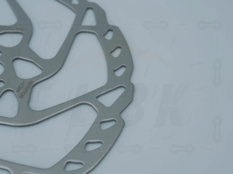 Tarcza hamulcowa Shimano SM-RT66 180mm zbliżenie na element hamujący