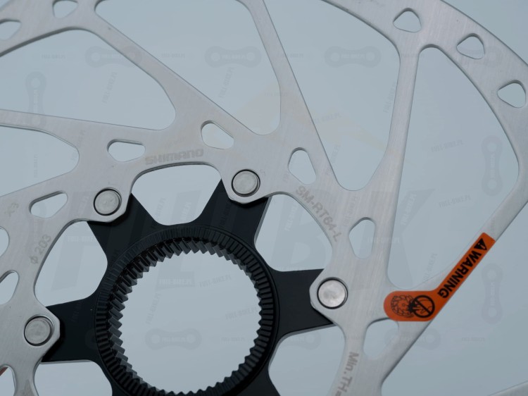 Tarcza hamulcowa Shimano SM-RT64 203mm pod mocowanie centerlock zbliżenie na grawer