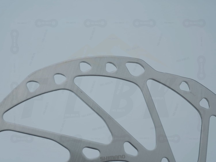 Tarcza hamulcowa Shimano SM-RT64 203mm pod mocowanie centerlock zbliżenie na element hamujący