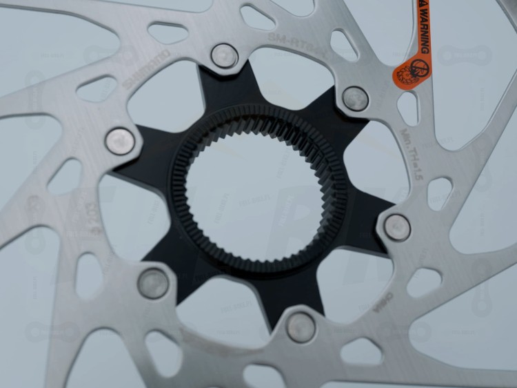 Tarcza hamulcowa Shimano SM-RT64 203mm zbliżenie na mocowanie centerlock