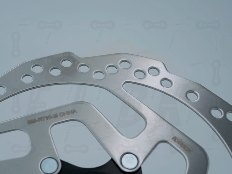 Tarcza hamulcowa Shimano SM-RT10 pod mocowanie center lock, rozmiar 180mm zbliżenie na element hamujący