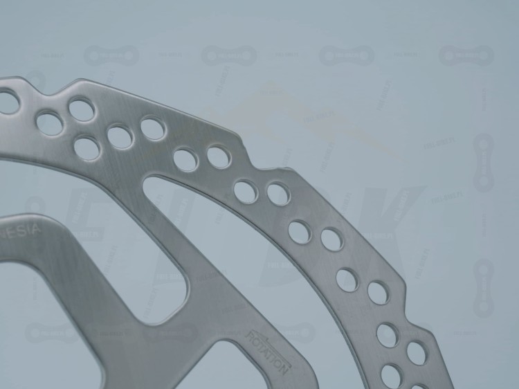 Tarcza hamulcowa Shimano SM-RT26 180mm z mocowaniem pod 6 śrub zbliżenie na element hamujący