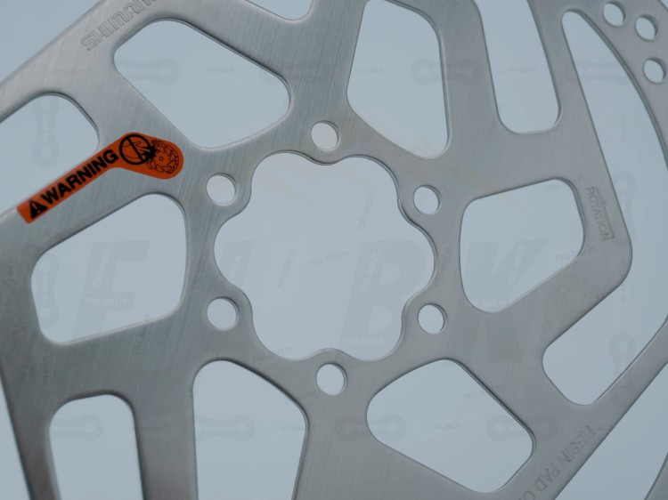 Tarcza hamulcowa Shimano SM-RT26 180mm zbliżenie na mocowaniem do piasty pod 6 śrub