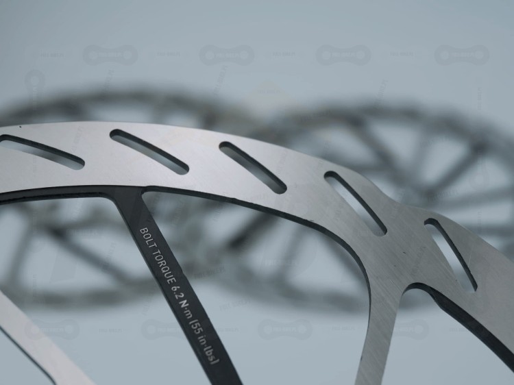 Tarcza Hamulcowa Sram HS2 z mocowaniem 6 śrub  zbliżenie na element hamujący