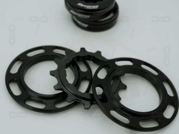 Redukcje do napędu single speed do bębenka HG. Model Reverse Expert HG 13T Single Speed Kit. ZBliżenie na ograniczniki oraz zębatke