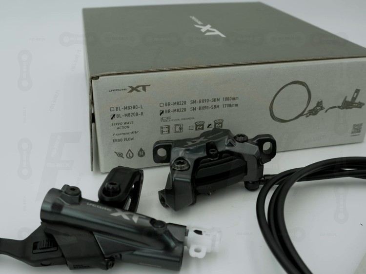 Hamulec hydrauliczny przedni tarczowy Shimano Deore XT BR-M8220 na tle opakowania