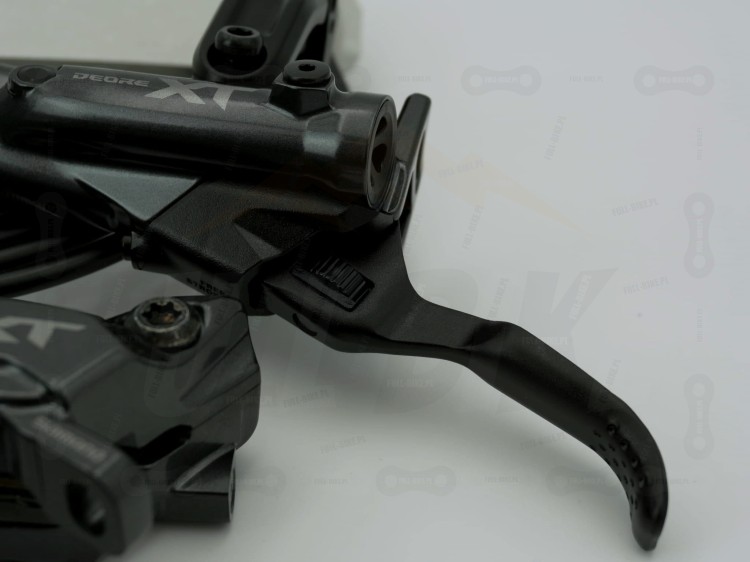 Hamulec hydrauliczny przedni tarczowy Shimano Deore XT Br-M8220 zbliżenie na śrubę regulacyjną w klamce