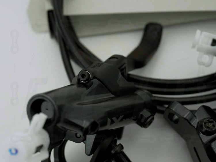 Hamulec hydrauliczny przedni tarczowy Shimano Deore XT Br-M8220 zbliżenie na śrubę regulacyjną w klamce