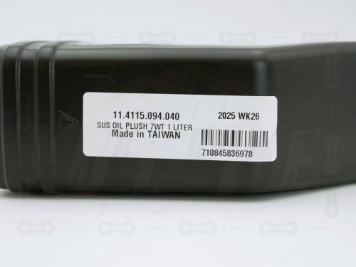 Olej do amortyzatora oraz dampera  Maxima Plush 7WT Suspension Fluid. Zbliżenie na etykiete