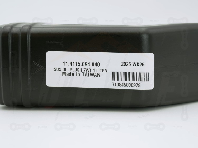 Olej do amortyzatora oraz dampera  Maxima Plush 7WT Suspension Fluid. Zbliżenie na etykiete