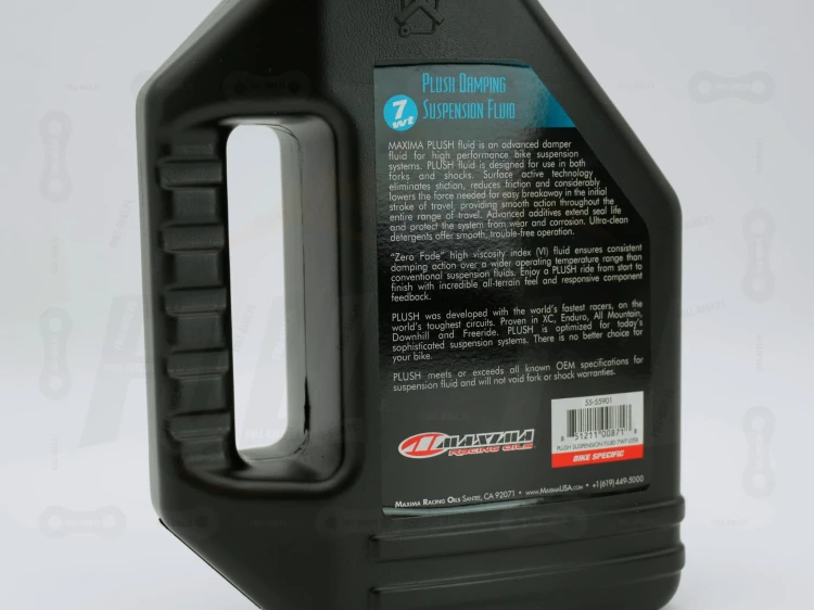 Olej do amortyzatora oraz dampera  Maxima Plush 7WT Suspension Fluid. Zbliżenie na etykiete