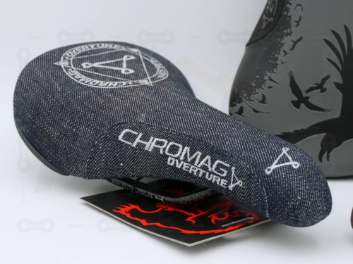 Siodło Chromag Overture w wersji Limitowanej LTD. Zbliżenie na kolor Denim (jeansowy), w tle Motyw Ravens (kruki)