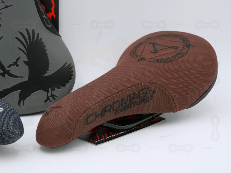 Siodło Chromag Overture w wersji Limitowanej LTD. Zbliżenie na Vintage (brązowy), w tle Motyw Ravens (kruki)