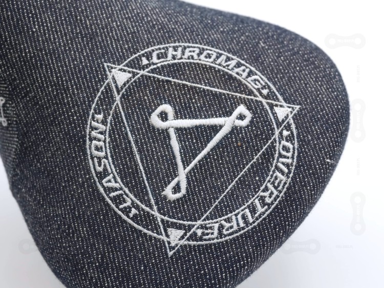 Siodło Chromag Overture w wersji Limitowanej LTD. Wersja Denim (jeansowy). Zbliżenie na tył siodełka