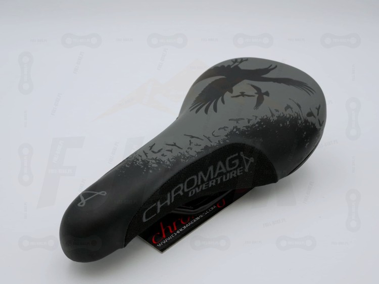 Siodło Chromag Overture w wersji Limitowanej LTD. Wersja Ravens (kruki). Widok po skosie