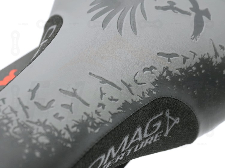 Siodło Chromag Overture w wersji Limitowanej LTD. Wersja Ravens (kruki). Zbliżenie na środek siodełka