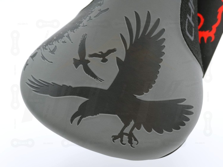 Siodło Chromag Overture w wersji Limitowanej LTD. Wersja Ravens (kruki). Zbliżenie na tył siodełka