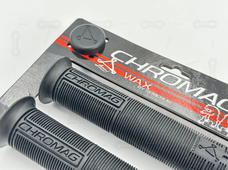 Gripy rowerowe Chromag Wax w kolorze czarnym. Zdjęcie z blistrem. Zbliżenie na bieżnik oraz napis chromag