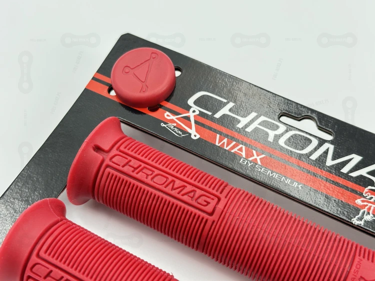 Gripy rowerowe Chromag Wax w kolorze czerwonym. Zdjęcie z blistrem. Zbliżenie na bieżnik oraz napis chromag