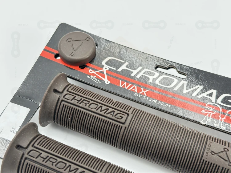 Gripy rowerowe Chromag Wax w kolorze brązowym. Zdjęcie z blistrem. Zbliżenie na bieżnik oraz napis chromag