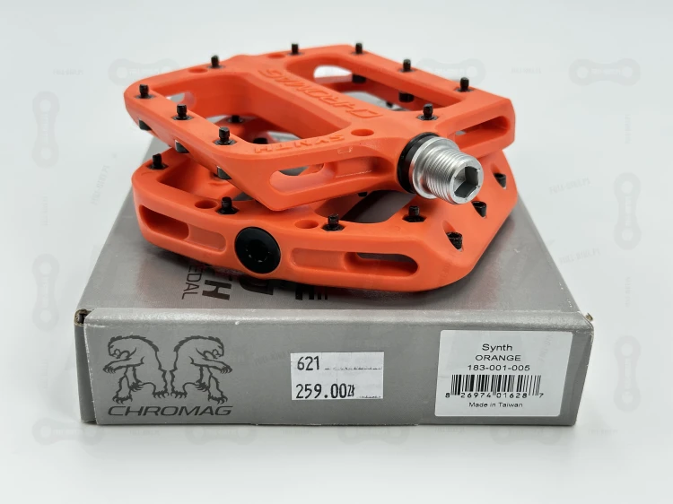 pedały rowerowe Chromag Wax w kolorze pomarańczowym na tle oryginalnego opakowania