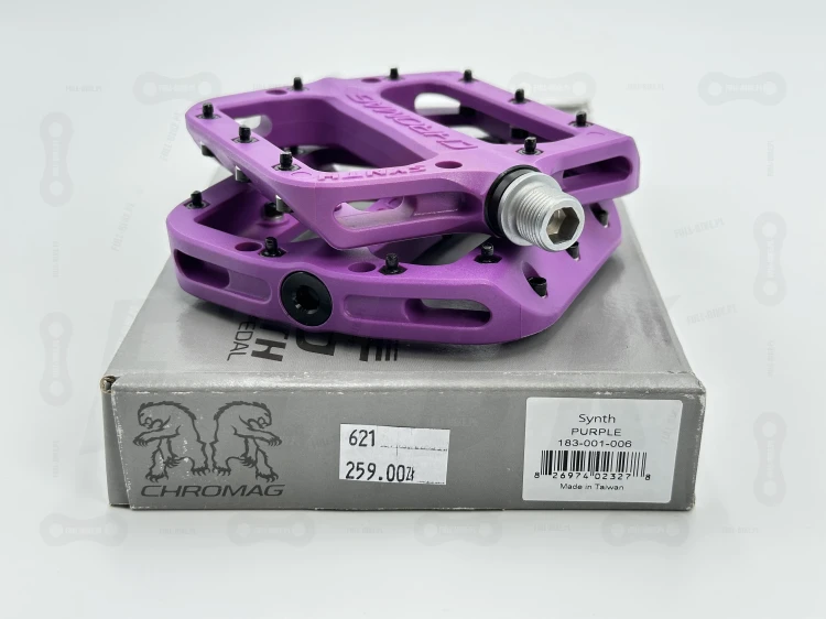 pedały rowerowe Chromag Wax w kolorze fioletowym na tle oryginalnego opakowania