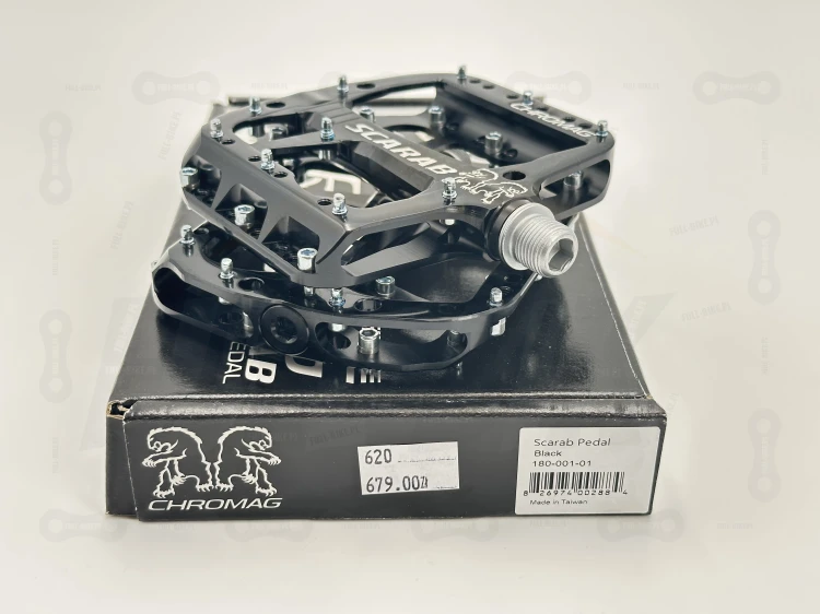 Pedały rowerowe Chromag Scarab Czarne na tle oryginalnego kartonika widok z boku