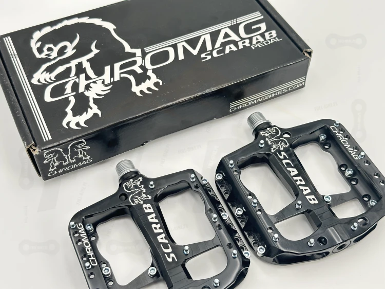 Pedały rowerowe Chromag Scarab Czarne na tle oryginalnego kartonika widok z góry