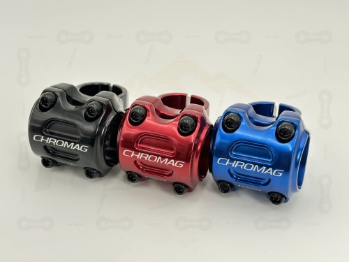 Mostek Chromag HiFI V2 31.8mm w kolorze czarnym, czerwonym, niebieskim. Zdjęcie od przodu.