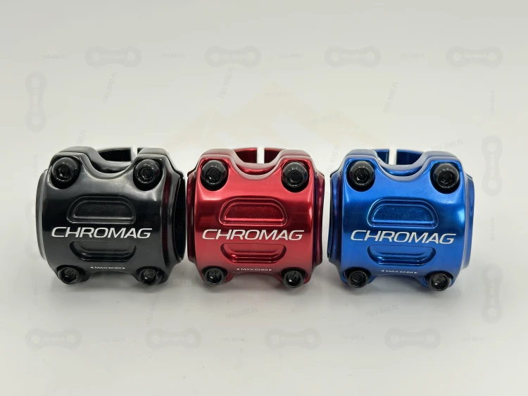 Mostek Chromag HiFI V2 31.8mm w kolorze czarnym, czerwonym, niebieskim. Zdjęcie od przodu.