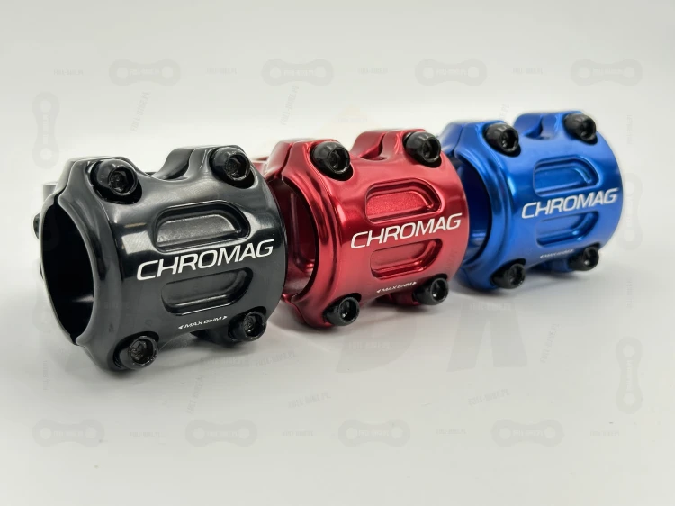 Mostek Chromag HiFI V2 31.8mm w kolorze czarnym, czerwonym, niebieskim. Zdjęcie od przodu.