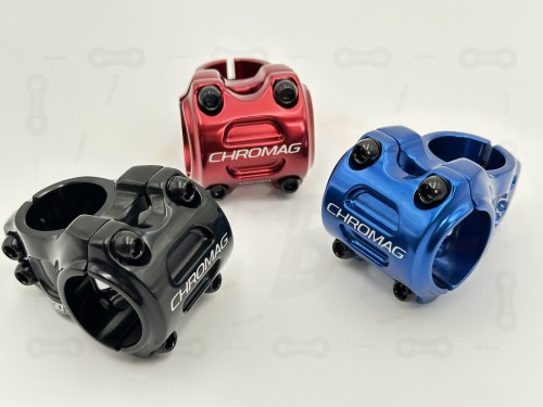 Mostek Chromag HiFI V2 31.8mm w kolorze czarnym, czerwonym, niebieskim. Zdjęcie od przodu.