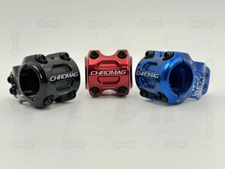 Mostek Chromag HiFI V2 31.8mm w kolorze czarnym, czerwonym, niebieskim. Zdjęcie od przodu.