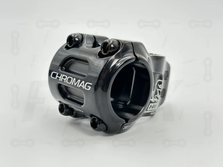 Mostek Chromag HiFI V2 31.8mm w kolorze czarnym zbliżenie na klapę oraz śrybu montażwoe do kierowicy.