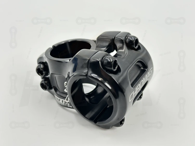 Mostek Chromag HiFI V2 31.8mm w kolorze czarnym zbliżenie na klapę oraz śruby montażowe do kierownicy.
