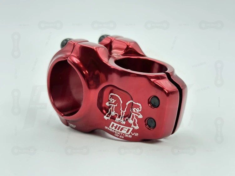 Mostek Chromag HiFI V2 31.8mm w kolorze czerwonym zbliżenie na motyw graficzny oraz boczne śruby mocujące do sterówki.