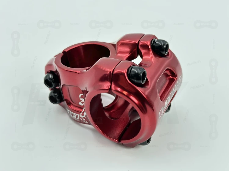 Mostek Chromag HiFI V2 31.8mm w kolorze czerwonym zbliżenie na klapę oraz śruby montażowe do kierownicy.