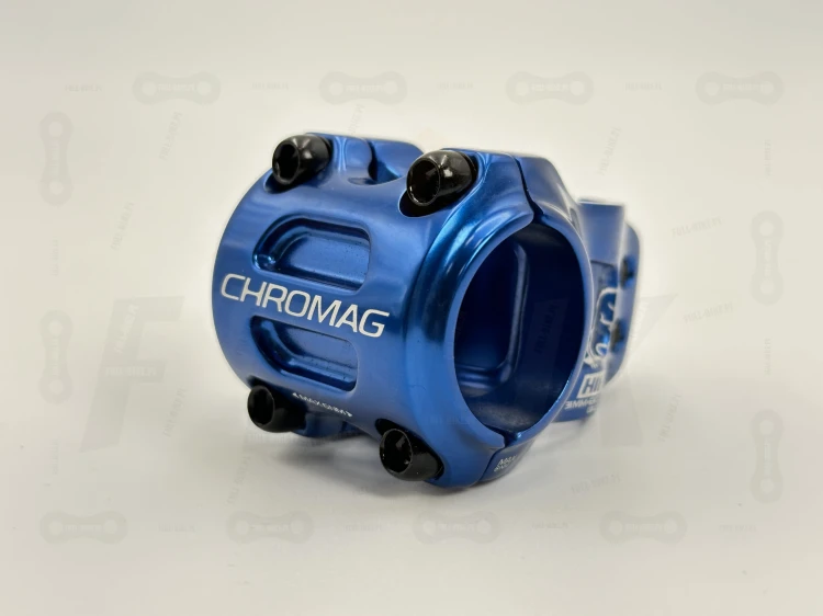 Mostek Chromag HiFI V2 31.8mm w kolorze niebieskim zbliżenie na klapę oraz śrybu montażwoe do kierowicy.
