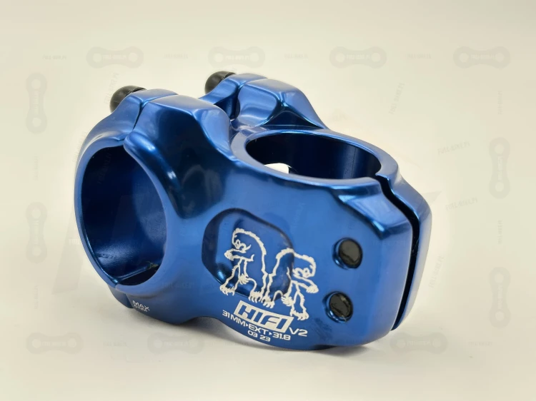 Mostek Chromag HiFI V2 31.8mm w kolorze niebieskim zbliżenie na motyw graficzny oraz boczne śruby mocujące do sterówki.