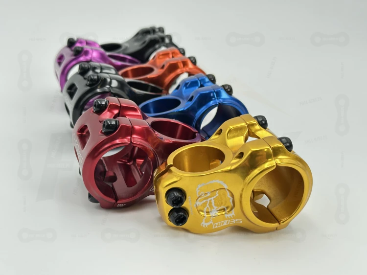 Mostek Chromag HiFI 35 o długości 35 oraz 50mm w kolorze czarnym, czerwonym, niebieskim, pomarańczowym, złotym, fioletowym. Ułożone obok siebie. widok od boku.