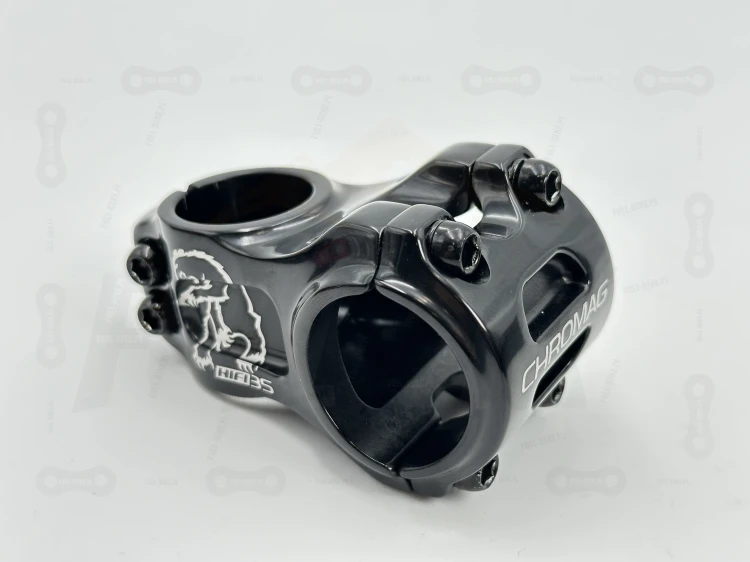 Mostek Chromag HiFi 35 o długości 50mm w kolorze czarnym. Zbliżenie na klapkę mostka oraz śruby mocujące do kierowicy.