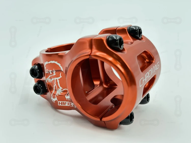 Mostek Chromag HiFi 35 o długości 35mm w kolorze pomarańczowym. Zbliżenie na klapkę mostka oraz śruby mocujące do kierowicy.