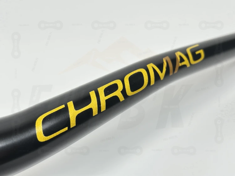 Kierowica Chromag OSX LTD 31.8 czarno złota. Zbliżenie na złoty napis chromag.